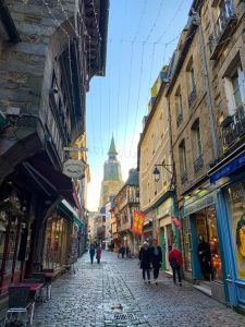 A shot of the pretty narrow cobbled streets in Dinan